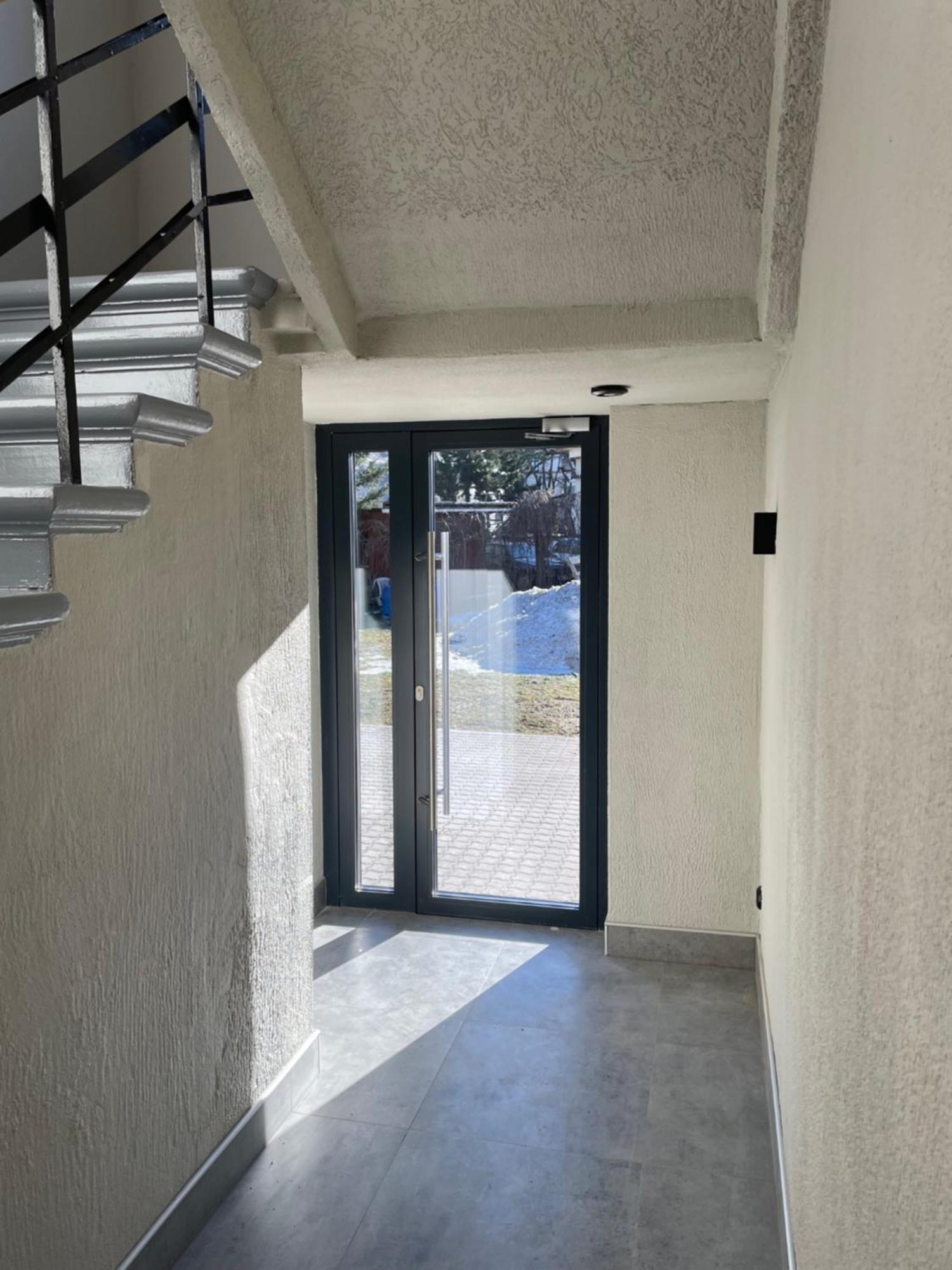 Huoneisto Brivibas - South / North, Free Privat Parking, Free Wifi, Self Check-in Riika